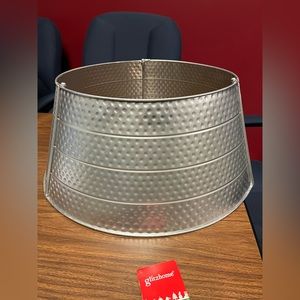New In Box Glitzhome Hammered Metal Christmas Tree Collar - 22"D - Sliver